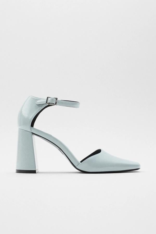 Este zapato de charol en color azul claro y tacón ancho de 8 centímetros cuenta con punta cuadrada y cierre mediante pulsera al tobillo. Es de Zara y tiene un precio de 29,95 euros.