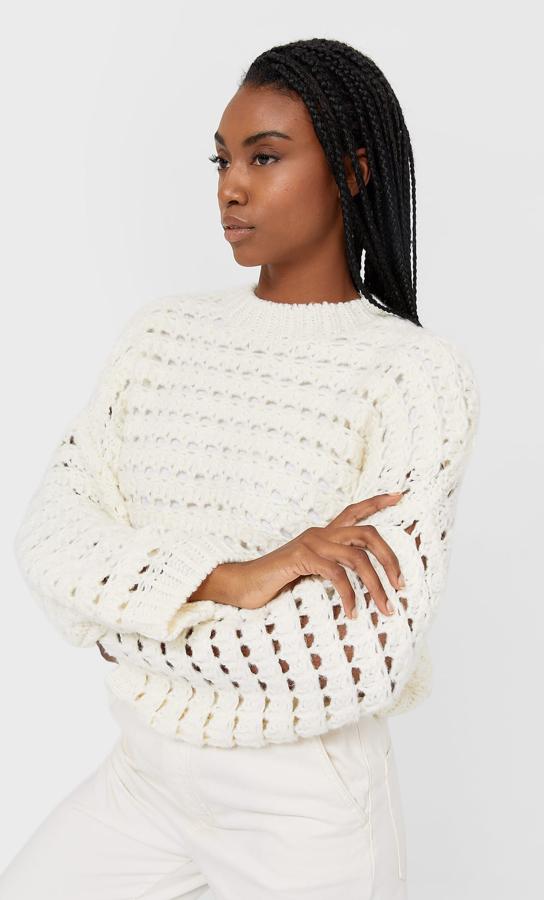 En color vainilla, este jersey de punto crochet y cuello redondo tiene un precio de 25,99 euros.