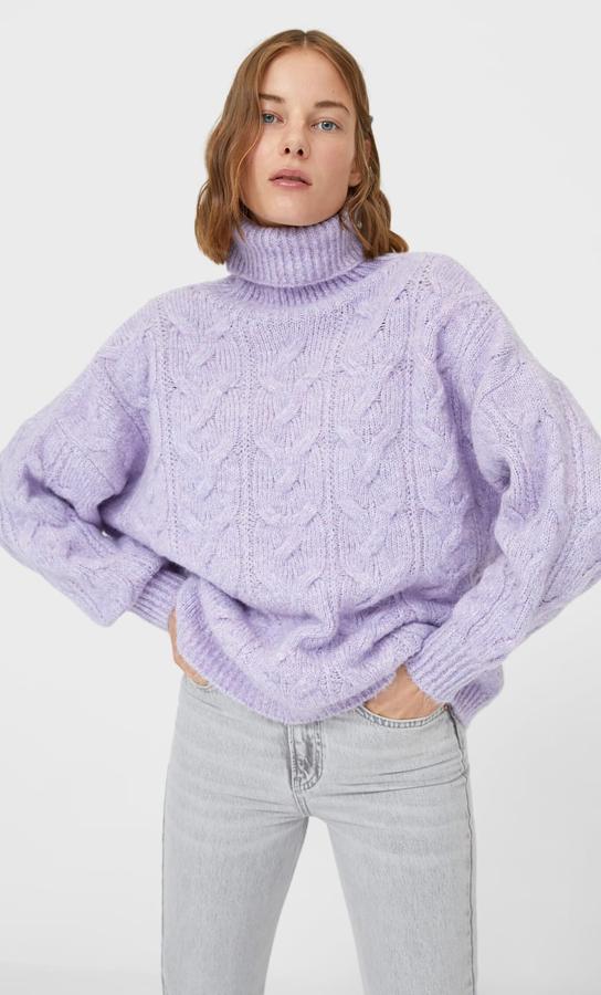 Este jersey de cuello alto con tejido trenzado en color lila está disponible también en gris y beige. Tiene un precio de 25,99 euros.