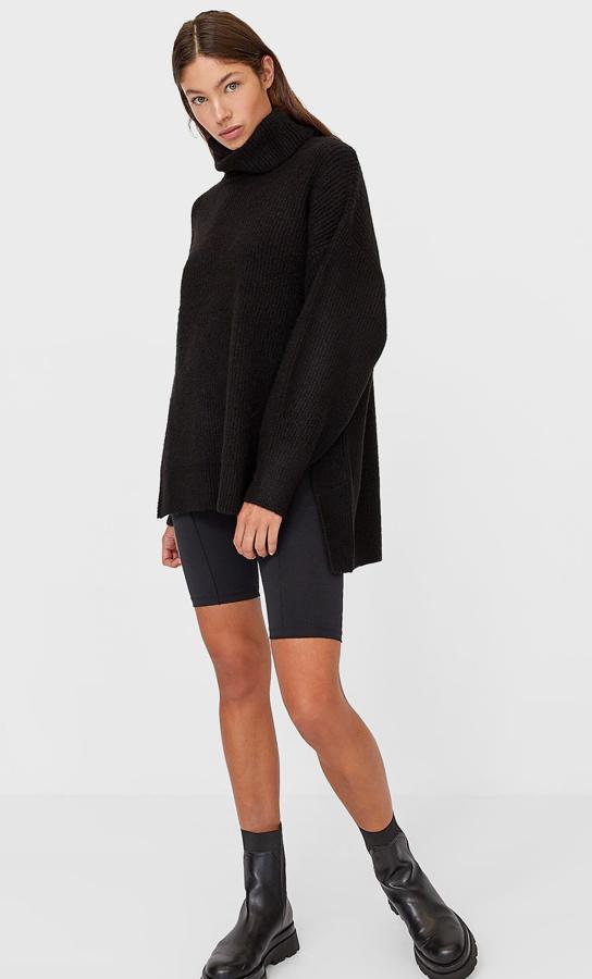 Este jersey oversize con cuello cisne y aberturas laterales está disponible en varios colores. Tiene un precio de 25,99 euros