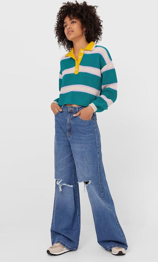 En color verde esmeralda, este jersey tipo polo de rayas cuenta con cierre frontal mediante botones y cuello solapa. Tiene un precio de 25,99 euros.