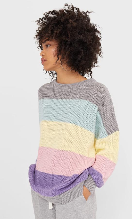 Con rayas multicolor en tonos pastel, este jersey amplio de cuello redondo y acabados en rib tiene un precio de 25,99 euros.
