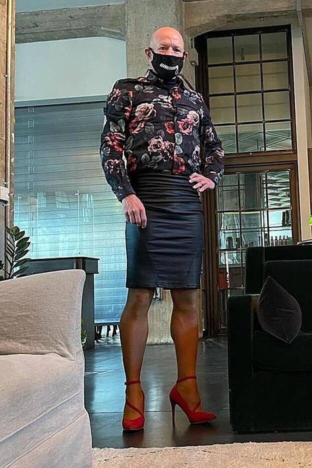 El infórmatico Mark Brian sube cada día a Instagram sus looks con falda y tacones.