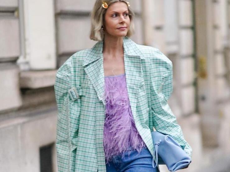 Fotos: Diez looks que confirman que llevar plumas de día es la tendencia del invierno