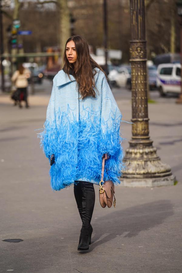 Abrigo oversize con plumas bordadas en degradado cromático.