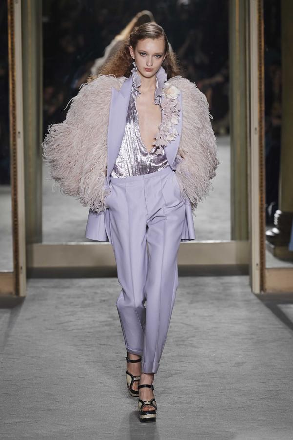Traje de chaqueta con plumas en las mangas y top metalizado, de la colección o/i 2020-21 de Philosophy di Lorenzo Serafini.