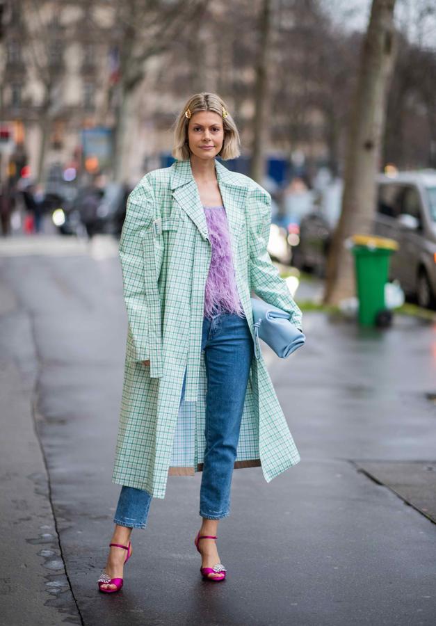 Un top en tonos malva contrasta con el tejido vaquero de los pantalones y el volumen de la gabardina.
