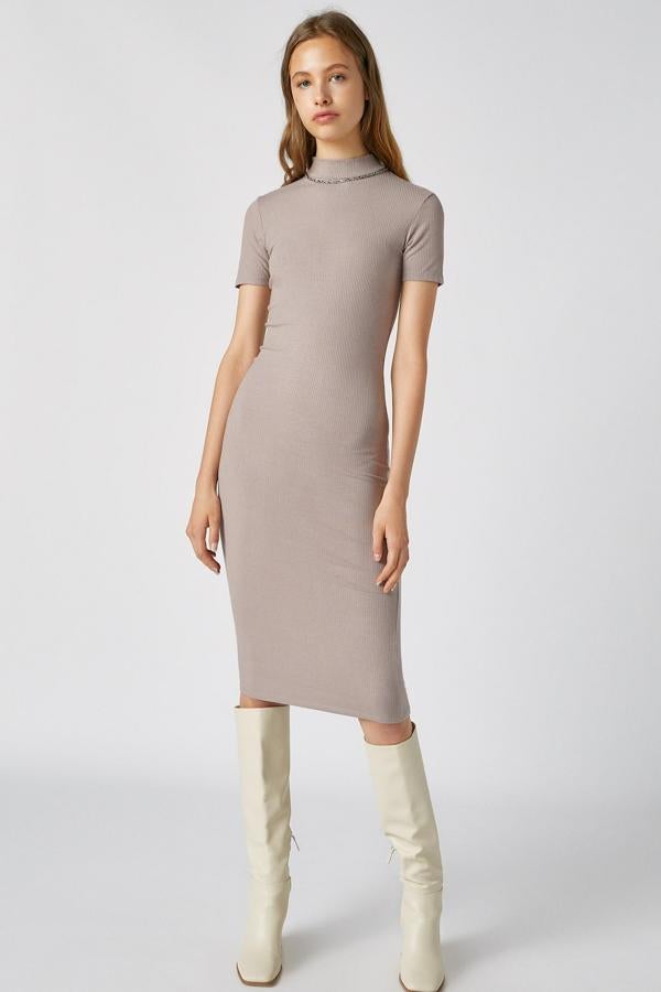 Este vestido básico de corte midi y disponible en gris o negro cuenta con cuello perkins y tejido ligeramente elástico. De manga corta, es de Pull & Bear y tiene un precio de 9,99 euros.