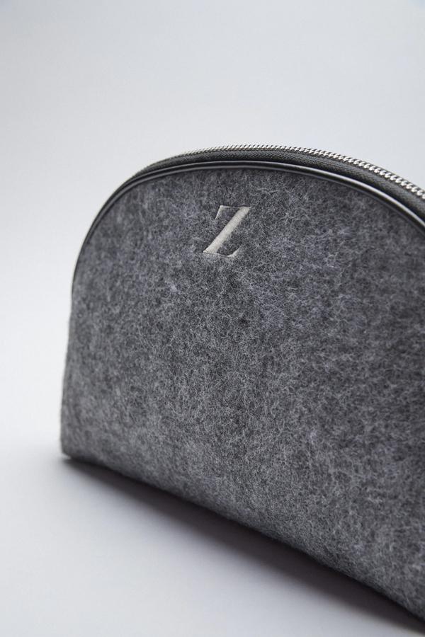 Los bolsos personalizados de Zara están siendo todo un éxito. Este es en modelo neceser, y cuesta 9.95 euros.