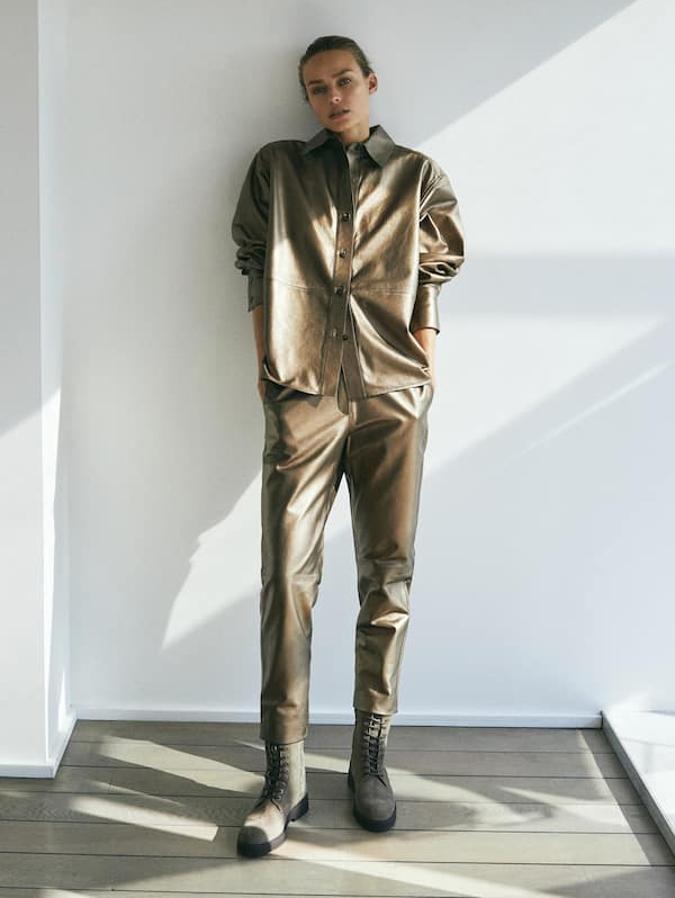 Confeccionado en piel ovina curtida utilizando prácticas sostenibles, estos pantalones en color dorado con tonos rojizos vienen con corte recto, dos bolsillos laterales, y costura elástica en la parte posterior. Con un precio de 249 euros, están disponibles entre las tallas XS y L.