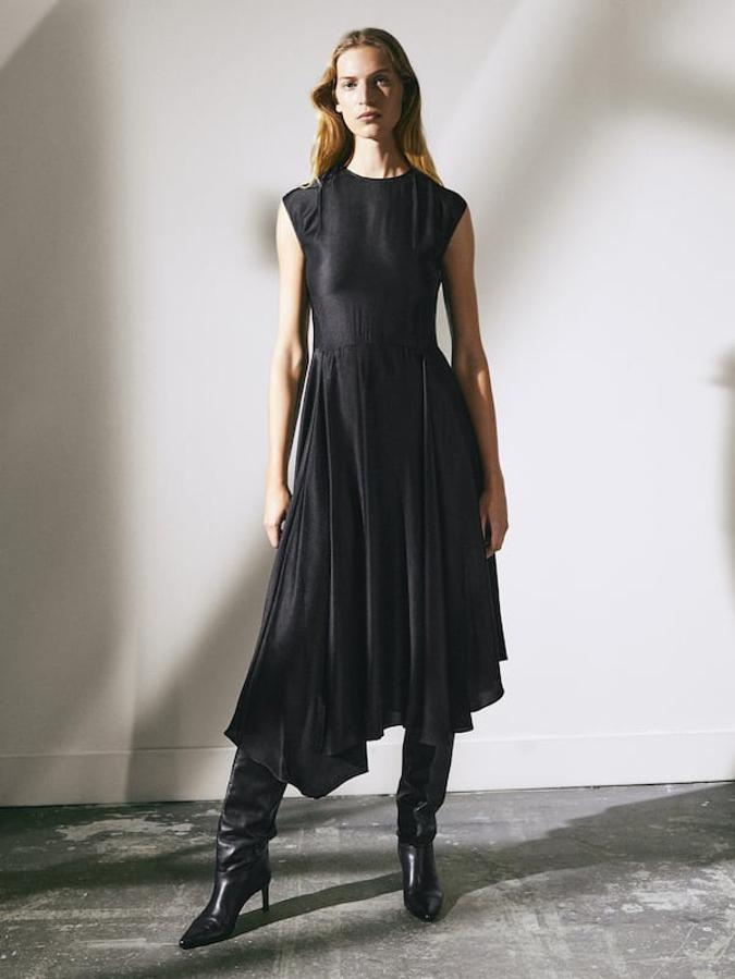 Dentro de la colección edición limitada de la firma podemos encontrar este vestido negro satinado con bajo asimétrico, cuello redondo y corte fluido. Cuesta 169 euros y está disponible entre las tallas 34 y 42.