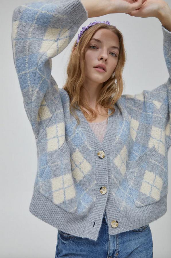 Con rombos en crudo y azul y fondo gris, este cárdigan tricolor es de Pull&Bear, tiene cuello de pico y cierre frontal de botones a contraste. Solo lo podemos encontrar en la web de la firma y está rebajado, de 25,99 euros ha pasado a costar 20,79 euros.