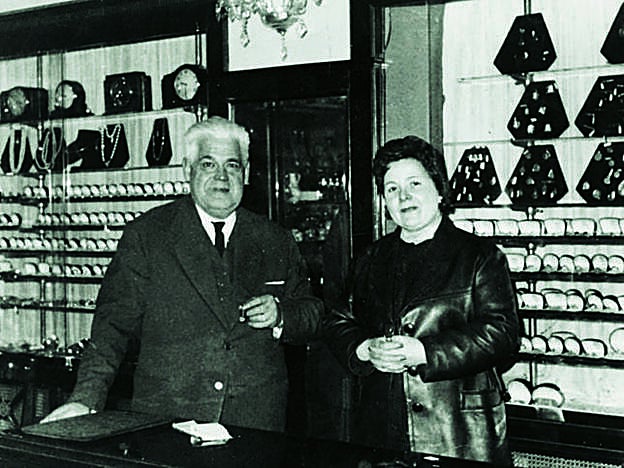 Salvador Tous Blaví y Teresa Ponsa, en la joyería que abrieron en 1920.