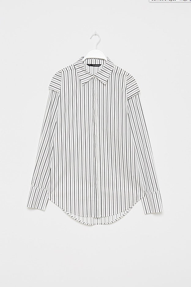 Camisa de rayas de Sfera con volumen extra en los hombros.