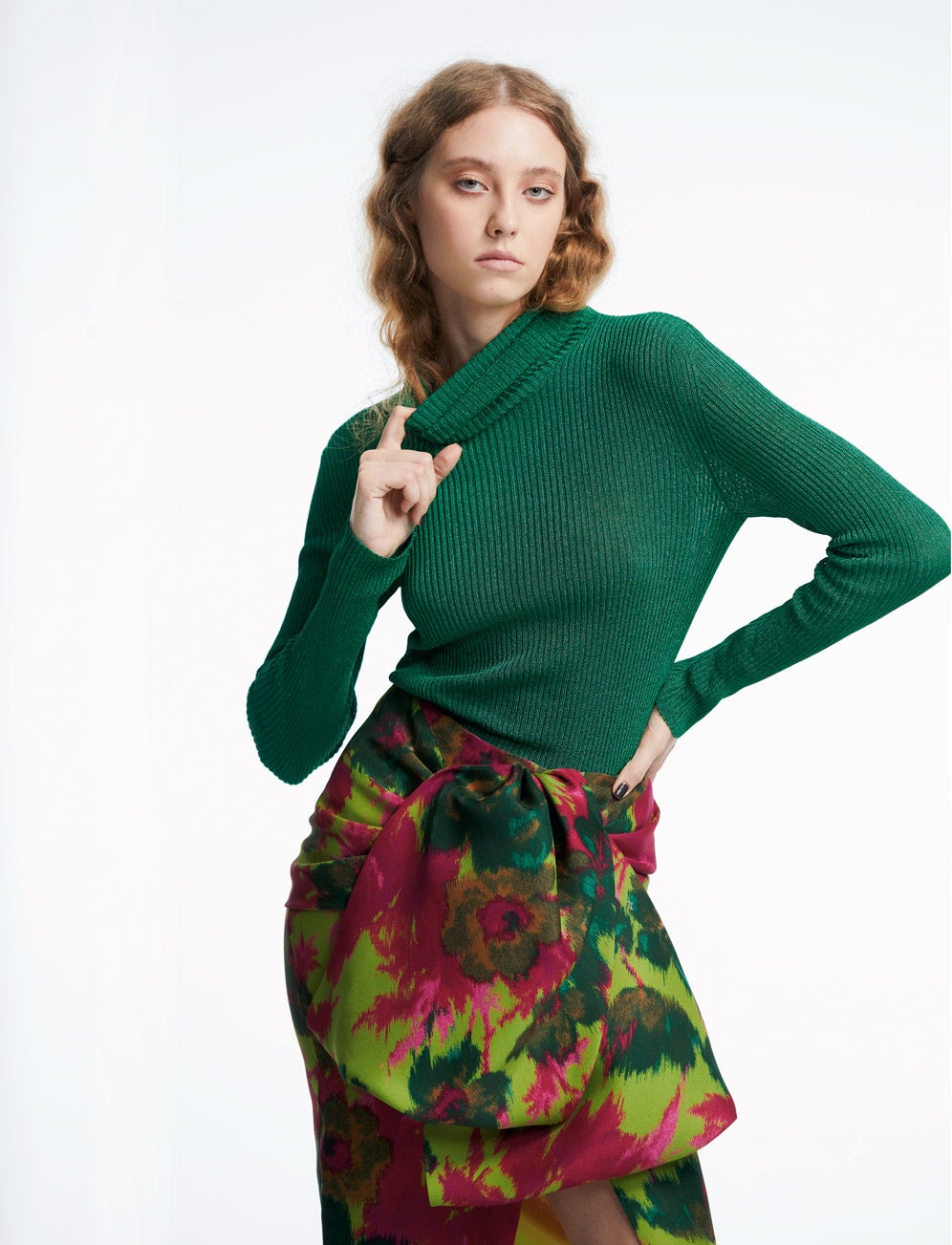 Jersey de canalé con cuello alto y falda en seda salvaje estampada, todo de Pertegaz.