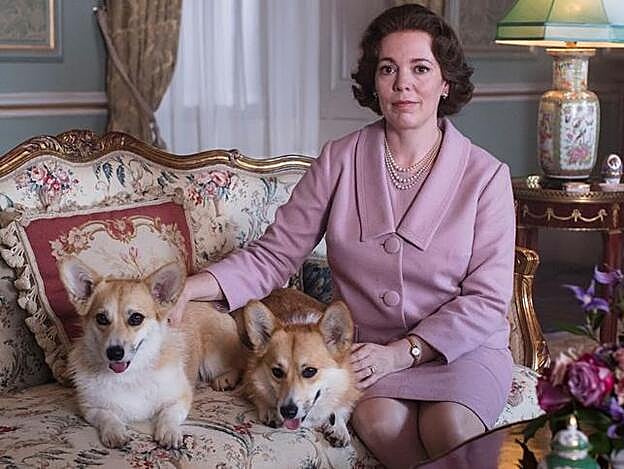 Olivia Colman como la reina de Inglaterra en The Crown.