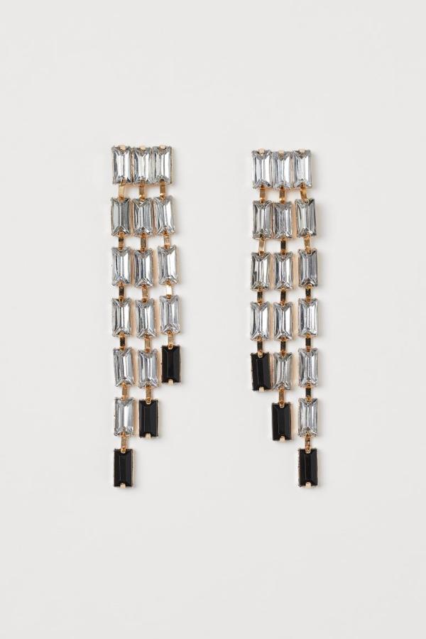 Pendientes con cristales de strass corte baguette engastados en cascada, de H&M (12,99 €).