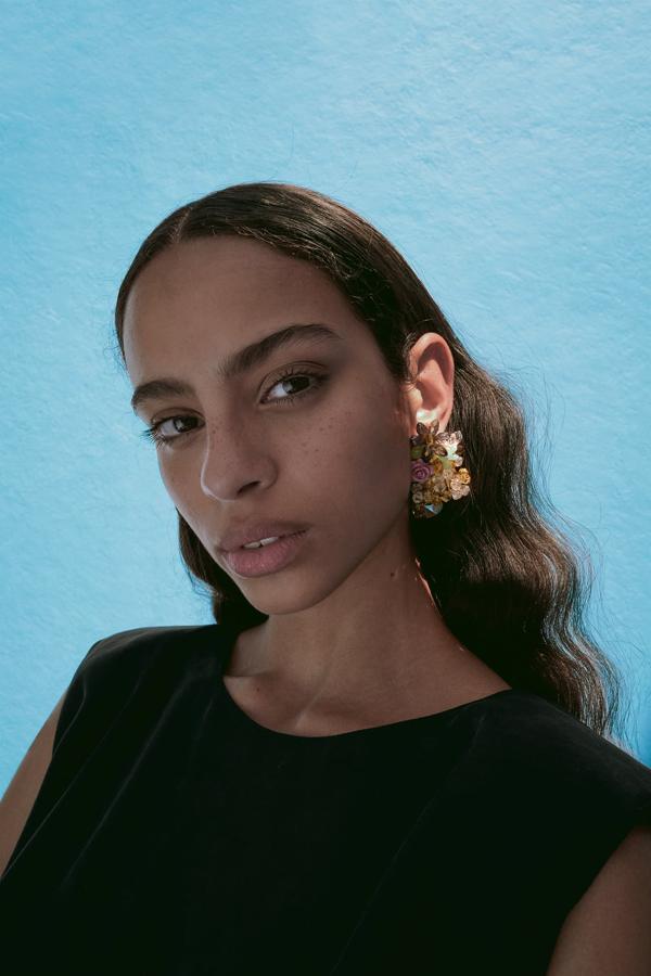 Pendientes de resina y cristal en forma de pétalos, de Zara (15,95 €).