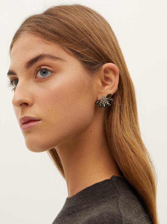 Pendientes con piedras verdes en forma de flor, de Parfois (5,99 €).