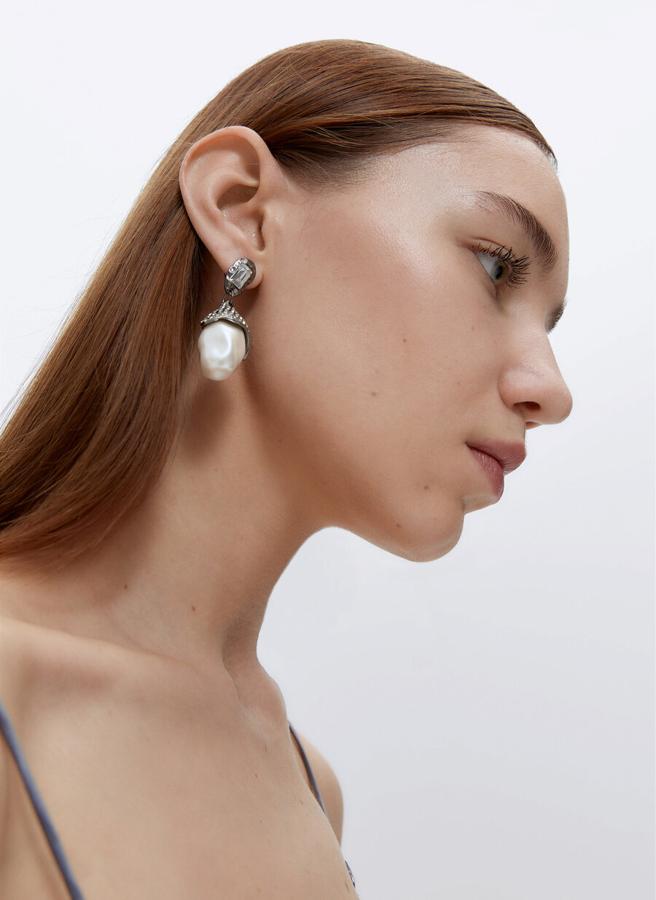 Pendientes con perla barroca, de Uterqüe (39,99 €).