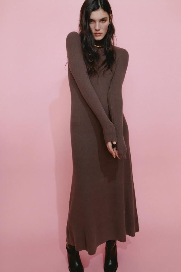 De cuello alto y corte evasé, disponible en S, M y L.