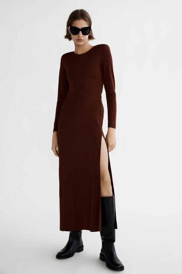 Diseño ajustado con amplio escote en la espalda y cinturón lazada. Disponible en S, M o L.