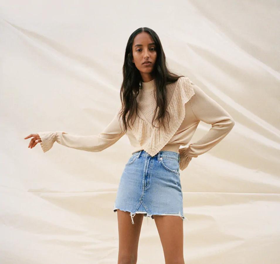 Con puños combinados y detalle de aplicación de volante en que empiezan en el hombro y acaban bajo la pechera, este jersey en color melocotón de Zara tiene un precio de 25,95 euros y estará disponible en las tallas S, M y L.