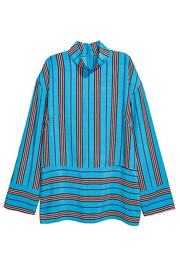 Blusa azul a rayas marrones con el cuello elevado de H&M.