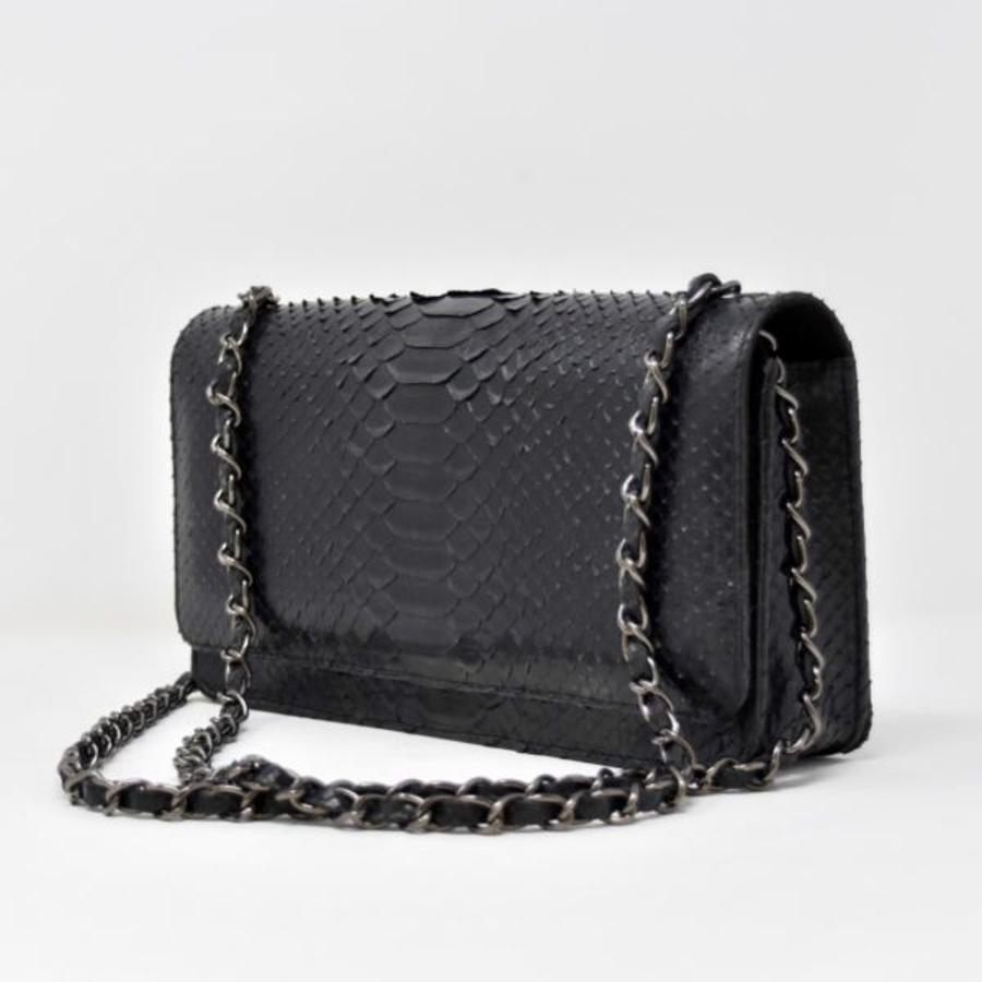 NOuMAD está creada por Inés, quien vive hasta 2016 entre Madrid, Malasia y África, toda una inspiración a la hora de crear sus colecciones. Productos como este bolso rectangular negro con asa de cadena (360 euros).