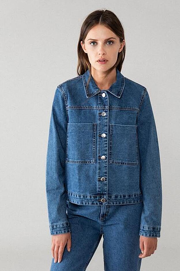 Cazadora vaquera con solpas y bolsillos de Lefties (14,99 euros)