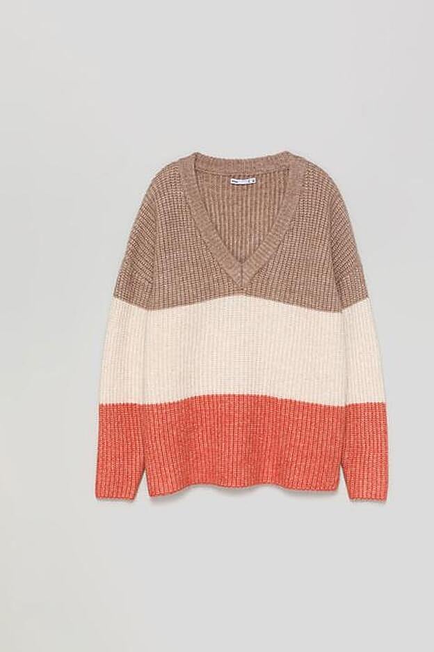 Jersey de punto con escote en pico y rayas de colores de Lefties (14,99 euros)