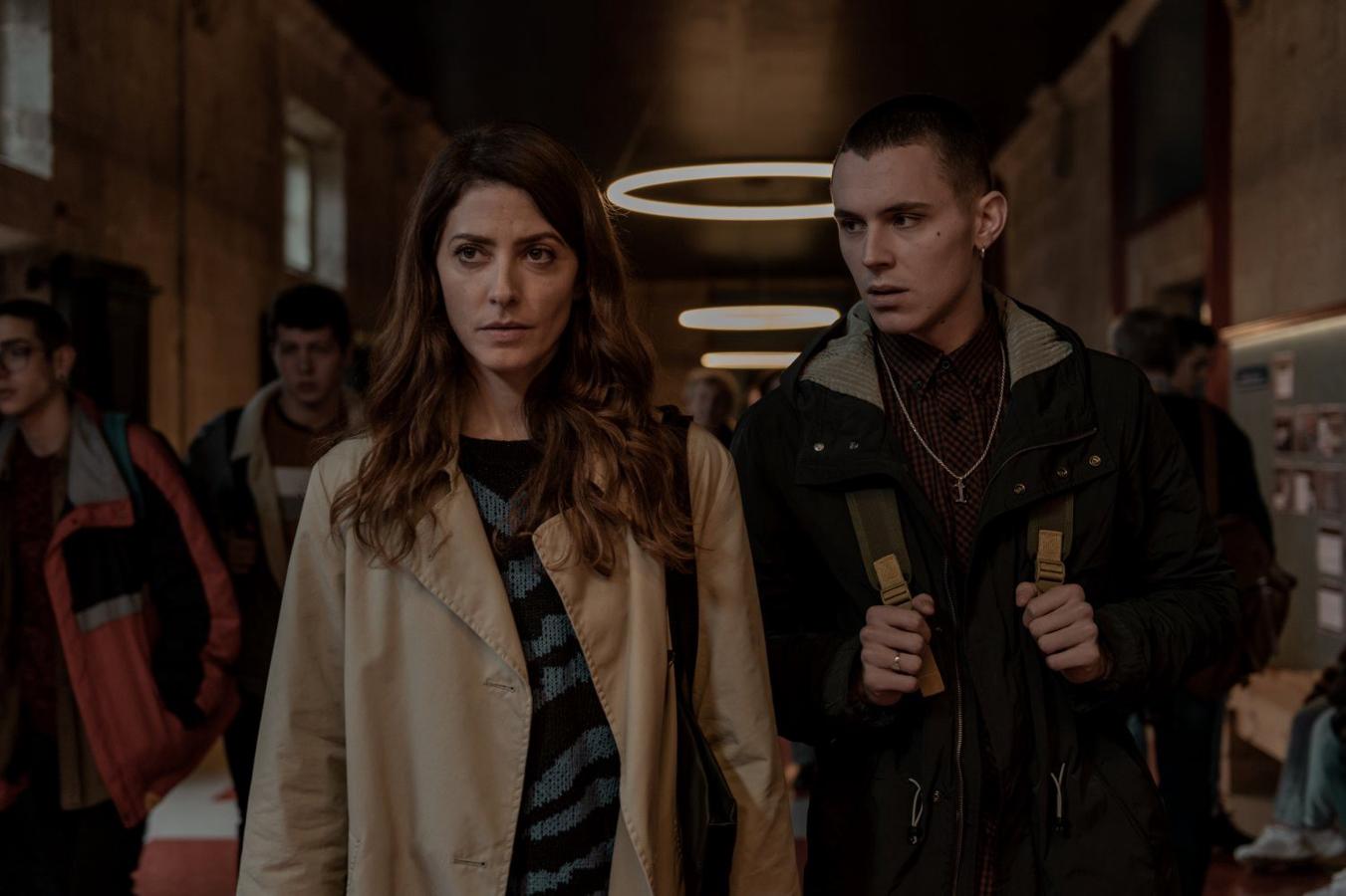 Ha sido un gran año para los thrillers españoles en formato seriado.  El desorden que dejas  se basa en un libro escrito por Carlos Montero, que participa en el guion y la dirección y es todo un veterano en triunfar en Netflix (es uno de los creadores de Élite), y presenta un misterio que une a dos profesoras de literatura en un precioso pueblo de Galicia. Inma Cuesta y Bárbara Lennie llevan todo el peso de una trama de esas en las que suele decirse que el paisaje es un personaje más.