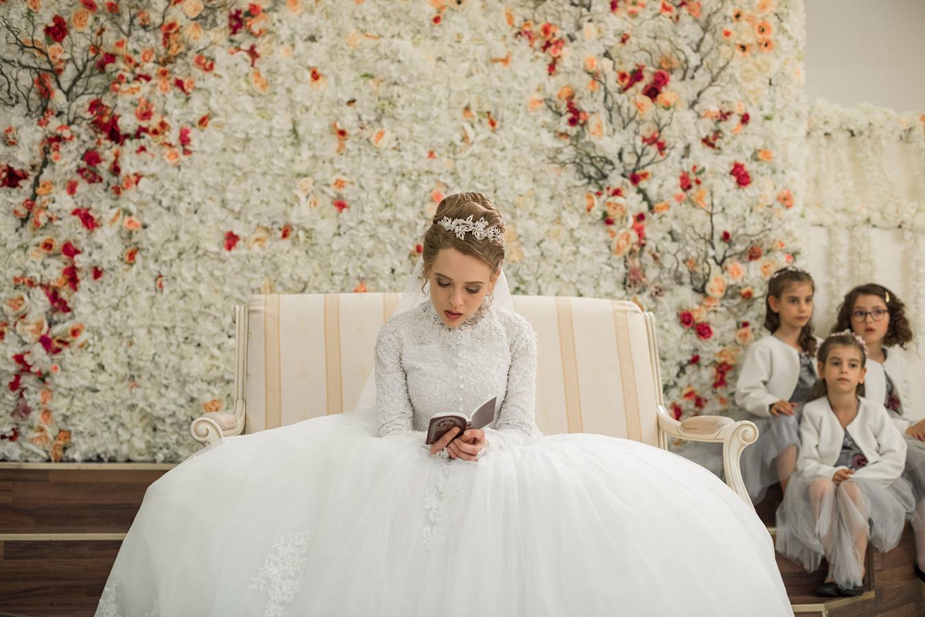 Un relato autobiográfico de Deborah Feldman, que cuenta cómo abandonó su comunidad judía ultraortodoxa en Nueva York para vivir en Berlín, inspira  Unorthodox , cuatro capítulos en los que la actriz Shira Haas conmueve interpretando a Esty Shaphiro. Esta ficción, que puede considerarse el reverso de Llenar el vacío -un melodrama dirigido por una mujer judía ortodoxa mucho más complaciente con lo que cuenta-, es el camino de una joven que escapa de la vida que le espera para emprender otra en Berlín.