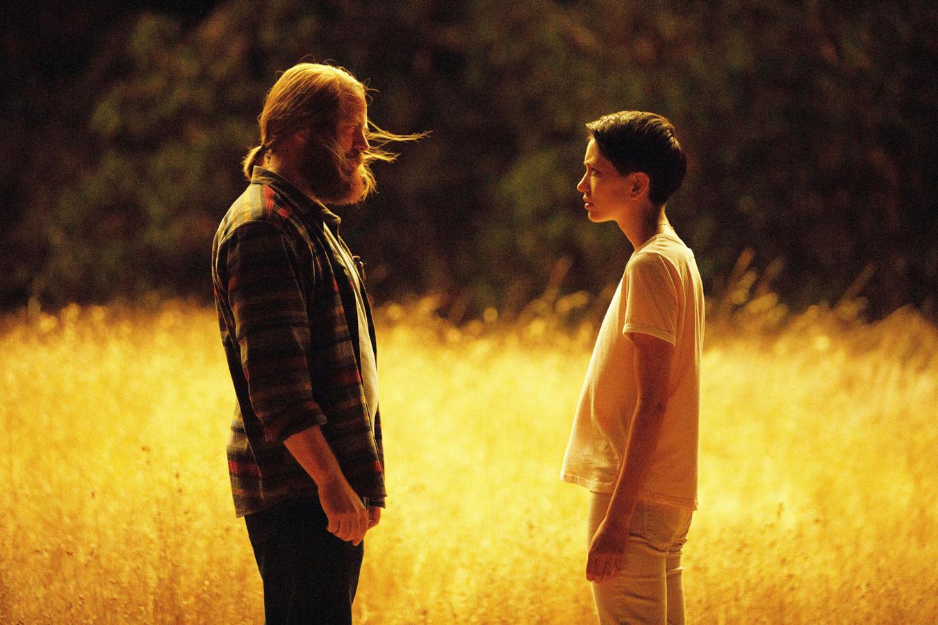 Los amantes de la ciencia ficción más contemplativa disfrutarán especialmente de Devs, ocho episodios escritos y dirigidos por Alex Garland, uno de los autores del género más importantes de los últimos años. Debutó con Ex Machina, continuó explorando el sci-fi más filosófico con Aniquilación y ahora se pasa al formato miniserie para contar la historia de Lily Chan, una ingeniera de software que investiga la misteriosa muerte de su novio durante su primer día en Devs, una misteriosa división de la empresa de informática cuántica en la que ambos trabajan.