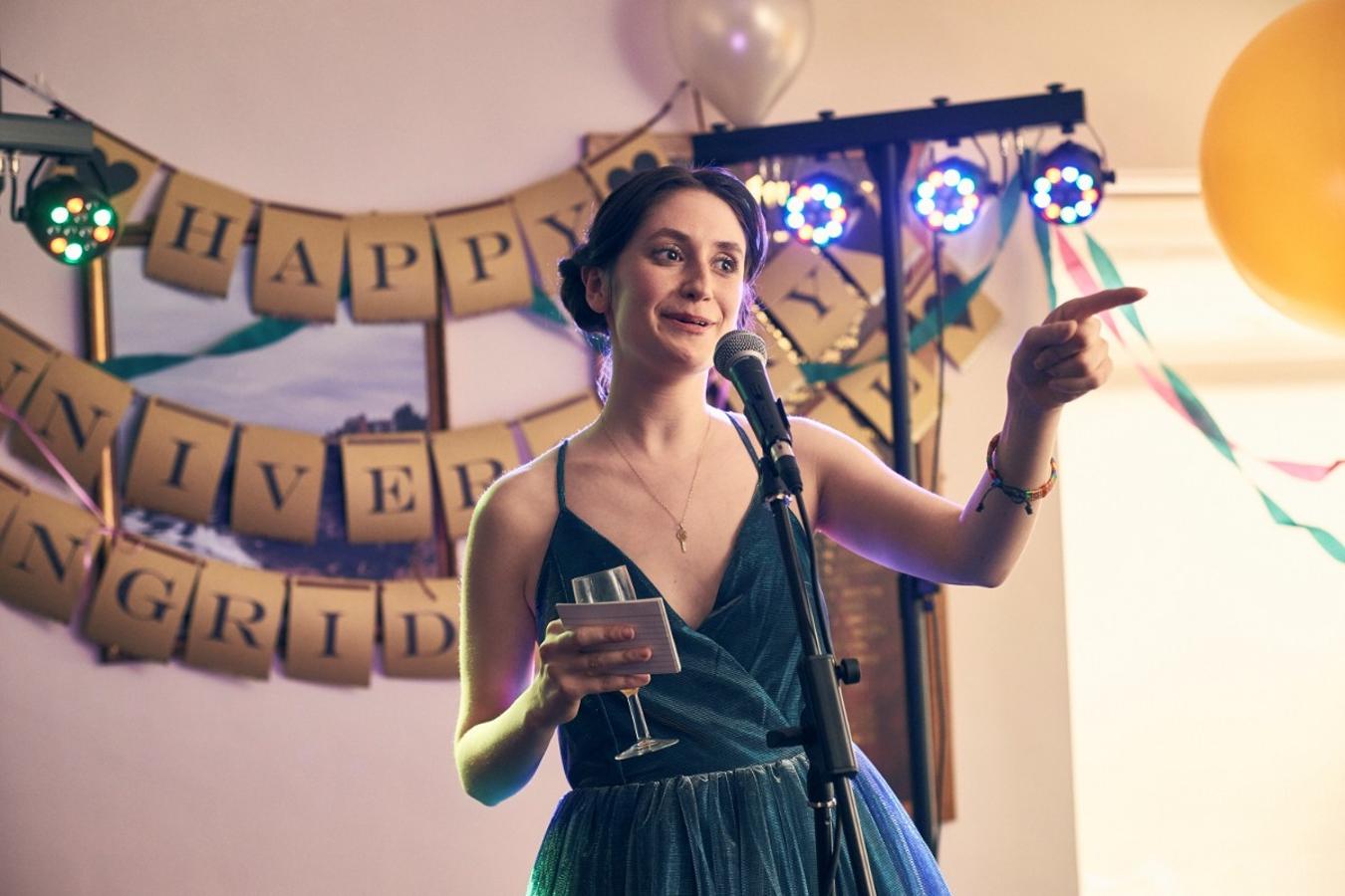 Pure no pretendía ser una miniserie, pero al final se ha quedado en eso tras confirmarse que no contará con una segunda temporada. Esta comedia dramática adapta la novela autobiográfica de una de sus dos guionistas, Rose Cartwright, sobre su experiencia como mujer que padece un trastorno obsesivo compulsivo centrado en pensamientos sexuales que no la dejan vivir. La actriz Charly Clive interpreta a Marnie, una joven que no entiende por qué su mente la atormenta de esta manera, y decide emprender una vida nueva en Londres.