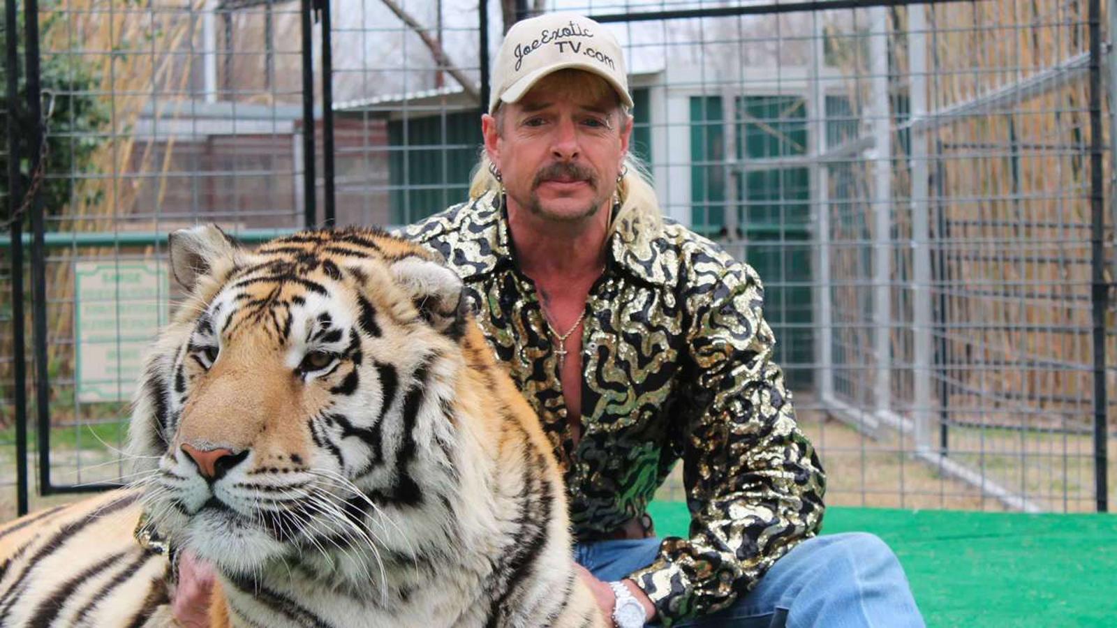Sentimos tirar de frase hecha, pero la serie documental Tiger King solo puede definirse con "la realidad siempre supera a la ficción". Joe Exotic, el dueño de un zoológico con tigres en cautividad en Oklahoma, y su conflicto con Carol Baskin, propietaria de Big Cat Rescue, un santuario animal. No vamos a contarte más porque Tiger King hay que verlo para creerlo.