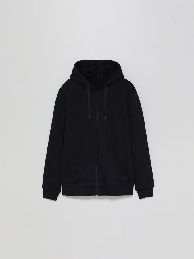 Con borreguillo interior y acabados en canalé elástico en puños y bajo, esta sudadera de Lefties con cremallera está disponible en marrón, negro, azul marino y gris por 22,99 euros.