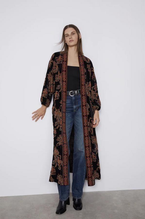 Diseño abierto para este kimono de terciopelo con manga por debajo del codo acabado en elástico, bolsillos de plastrón en delantero y bajo con aberturas laterales. Con cinturón de lazada a tono y tejido combinado semitransparente en el frontal, podemos encontrarlo en las tallas S, M y L por 59,95 euros.