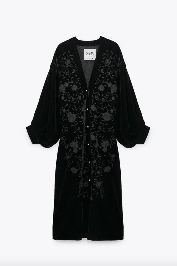 Manga larga abullonada en puño para este kimono negro con escote de pico, bolsillos laterales ocultos en costura y bordados combinados a tono en el frontal. Con cierre de botones metálicos delanteros, cuesta 69,95 euros y solo queda en la talla XS-S.