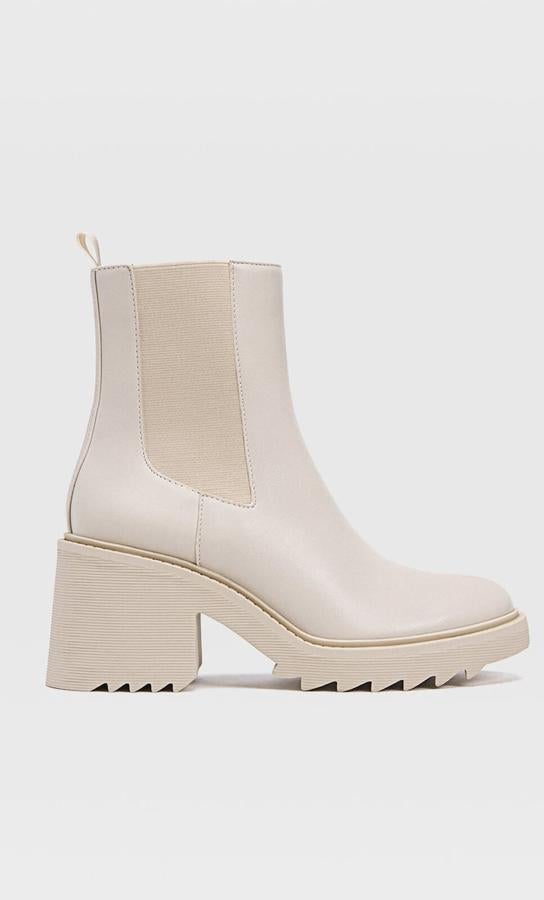 Las adictas a los tacones tienen en este modelo color crema de Stardivarius a su mejor aliado. Todos los botines elevan unos centímetros gracias a la suela en relieve o dentada, pero este tiene tacón chunky, directamente (35,99 euros).