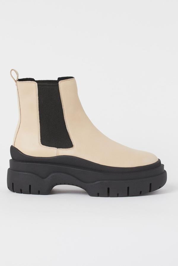 En H&M se decantan por un modelo de piel en un tono tostado intermedio y una suela más recta. Pero lo que no pueden faltar son los elásticos laterales y las tiras -de adorno- traseras (89,99 euros).