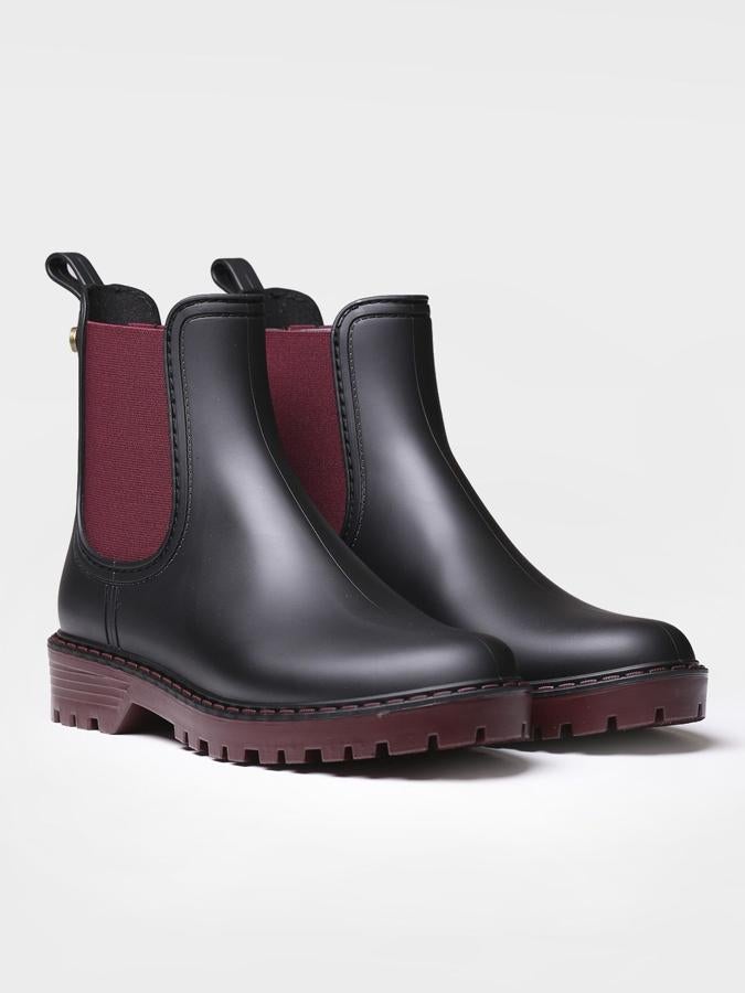 Este modelo de Toni Pons es perfceto para los días de lluvia porque es lo más parecido a unas botas de agua que pueden tener este tipo de botines. Además, nos encantan sus tonos granates y su corte algo más clásico (49,95 euros).