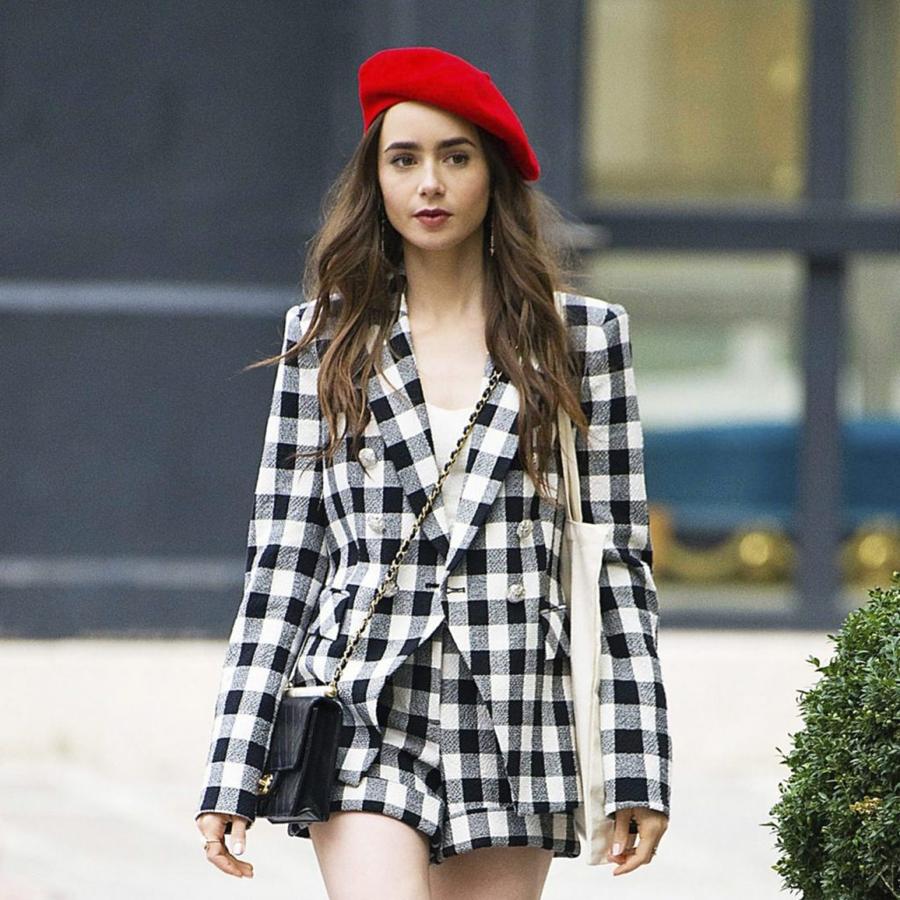 Con tanto detractores como defensores, esta serie protagonizada por Lily Collins e ideada por Darren Star, artífice de Sexo en Nueva York, aspiraba a convertirla en la Carrie Bradshaw millennial. Aunque muy lejos de conseguirlo, con una trama que hacía aguas por todas partes, la realidad es que las prendas con las que Emily intentaba emular lo que se supone que una chica americana piensa que es el chic parisino, han acabado trascendiendo y recuperando el gusto por las boinas francesas, los cuadros vichy o las camisas con lazada.
