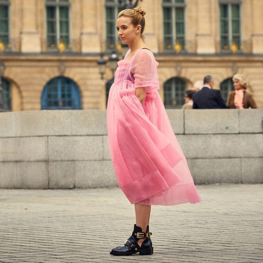 Puede que Villanele sea una asesina internacional, perseguida por la agente Eve Polastri, pero eso no significa que su estilo deba quedar en un segundo plano. De hecho los vestidos de tul y las túnicas estampadas que luce Jodie Comer son parte muy importante de la trama.
