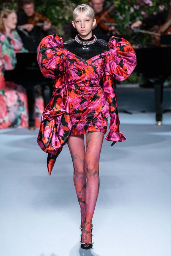 Look de pasarela de Richard Quinn