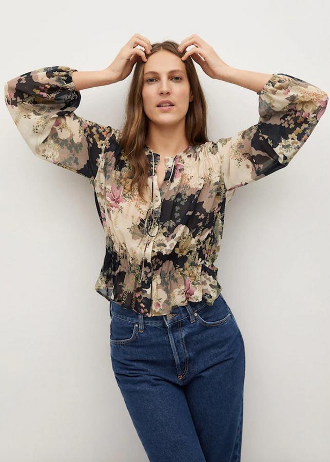 Estampado floral en tonos crema, beige y negro para esta blusa de Mango de diseño recto con escote de pico con tiras al cuello y mangas largas. Cuesta 25,99 euros y está disponible entre las tallas XS y XL.