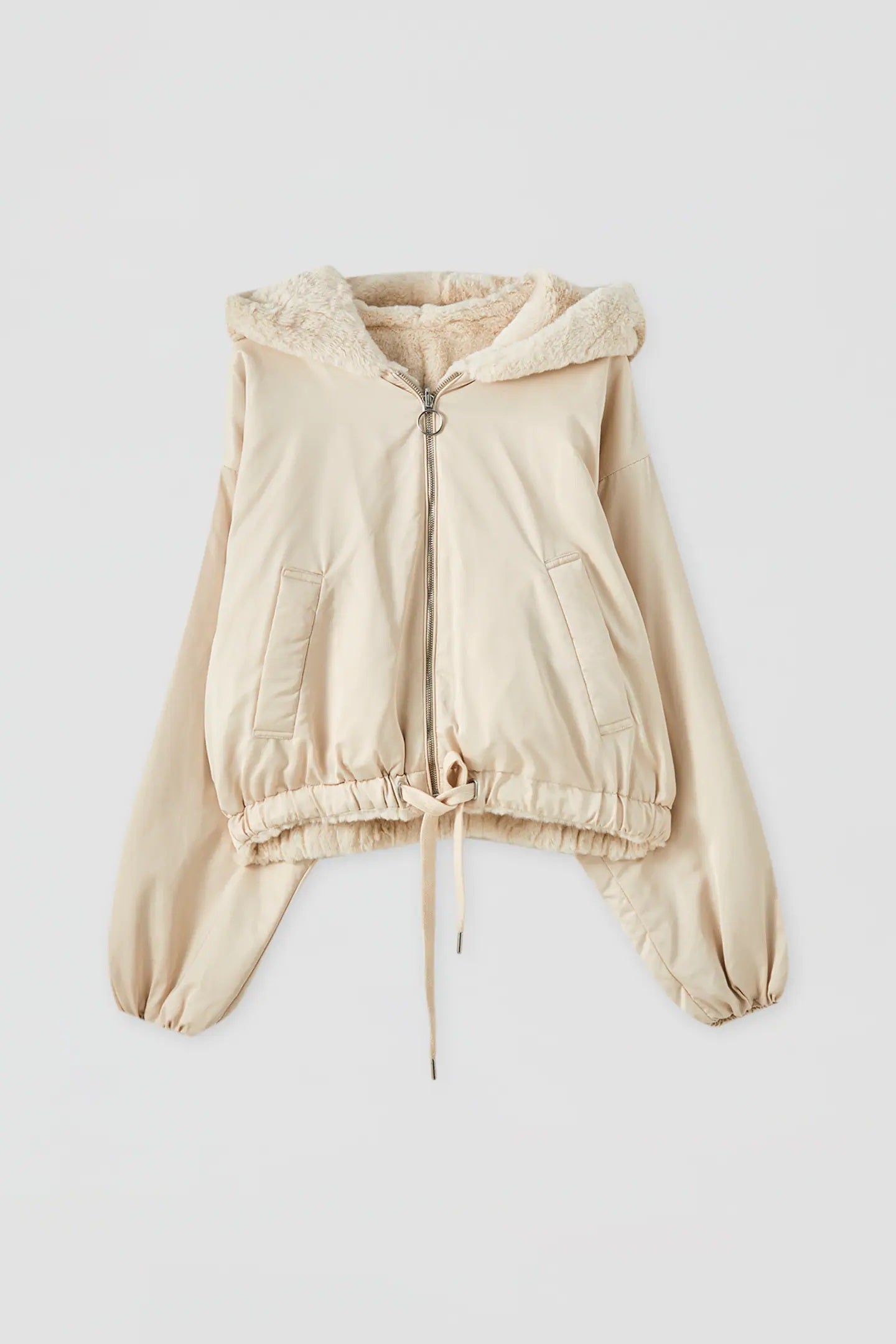 Bomber reversible de pelo en color crema, el abrigo más versátil de la temporada. (35,99 euros).