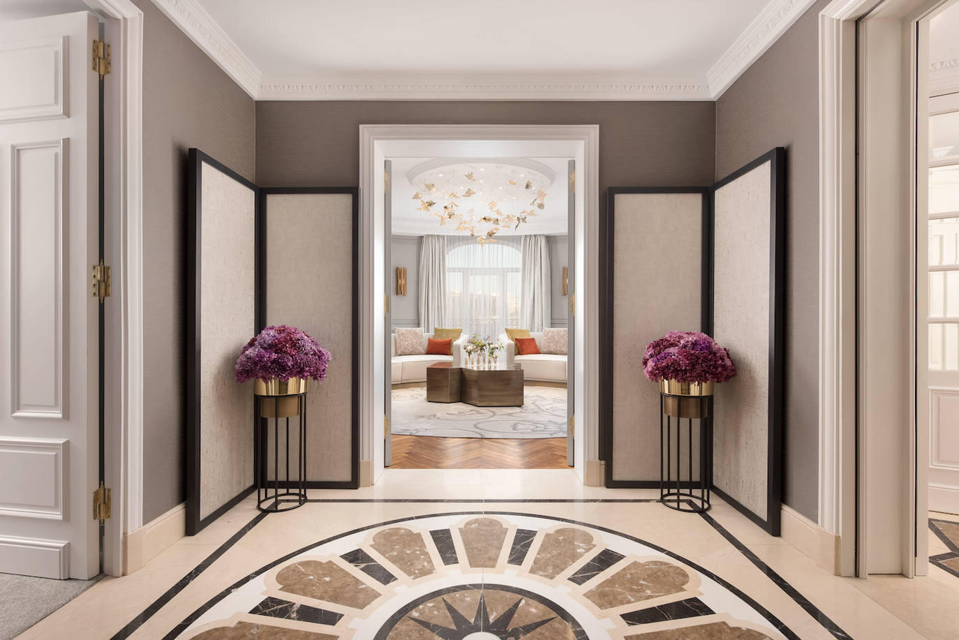 "The Westin Palace Madrid cumple en sus instalaciones con toda la regulación vigente aplicable en materia de protocolos de seguridad e higiene, así como de las medidas de distanciamiento social y aforos máximos permitidos", aseguran desde el lujoso hotel.