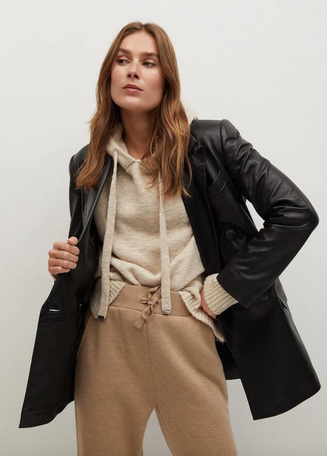 Confeccionada al 100% en piel de ovino, esta blazer de Mango de diseño medio cruzado con cuello de solapa y bolsillos de solapa laterales tiene un precio de 199,99 euros y está disponible entre las tallas XS y L.