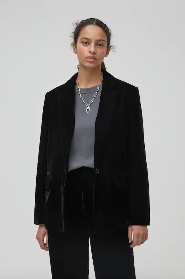 Con cuello solapa, cierre frontal de botón y bolsillos delanteros de tapeta, esta blazer negra de terciopelo es de Pull&Bear y tiene un precio de 35,99 euros. Está disponible entre las tallas XS y XL.